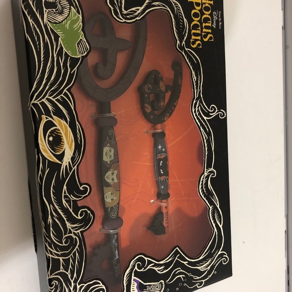 Limited Edition Collectible Hocus Pocus Disney Key Set - Picture 2 of 5